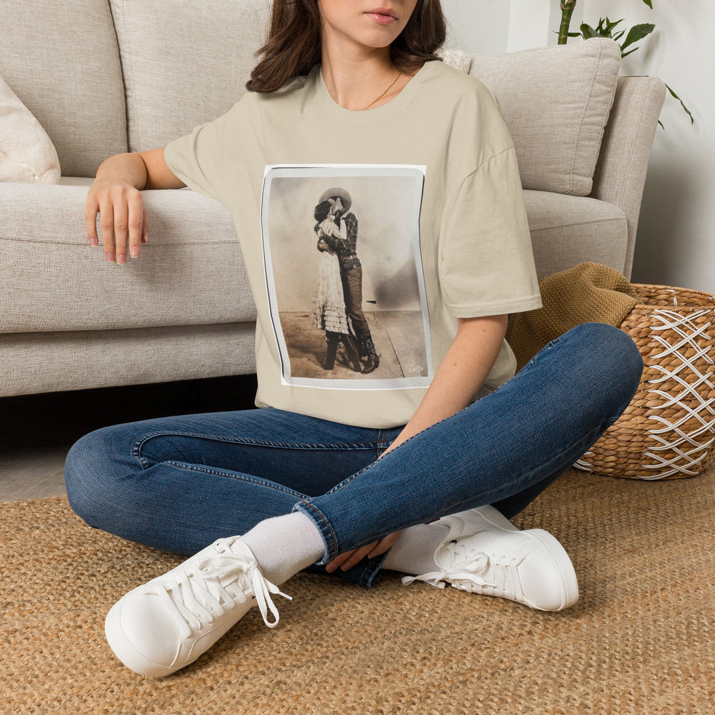 Vintage Couple Embrace T‑Shirt – Retro Romantic Photo Tee