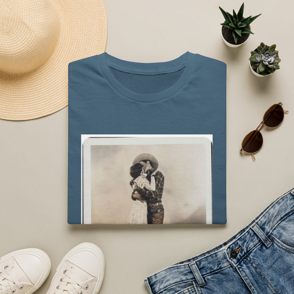 Vintage Couple Embrace T‑Shirt – Retro Romantic Photo Tee