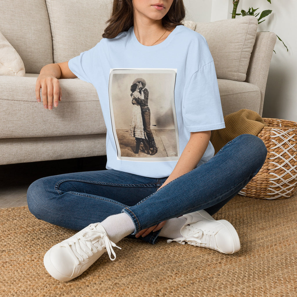 Vintage Couple Embrace T‑Shirt – Retro Romantic Photo Tee