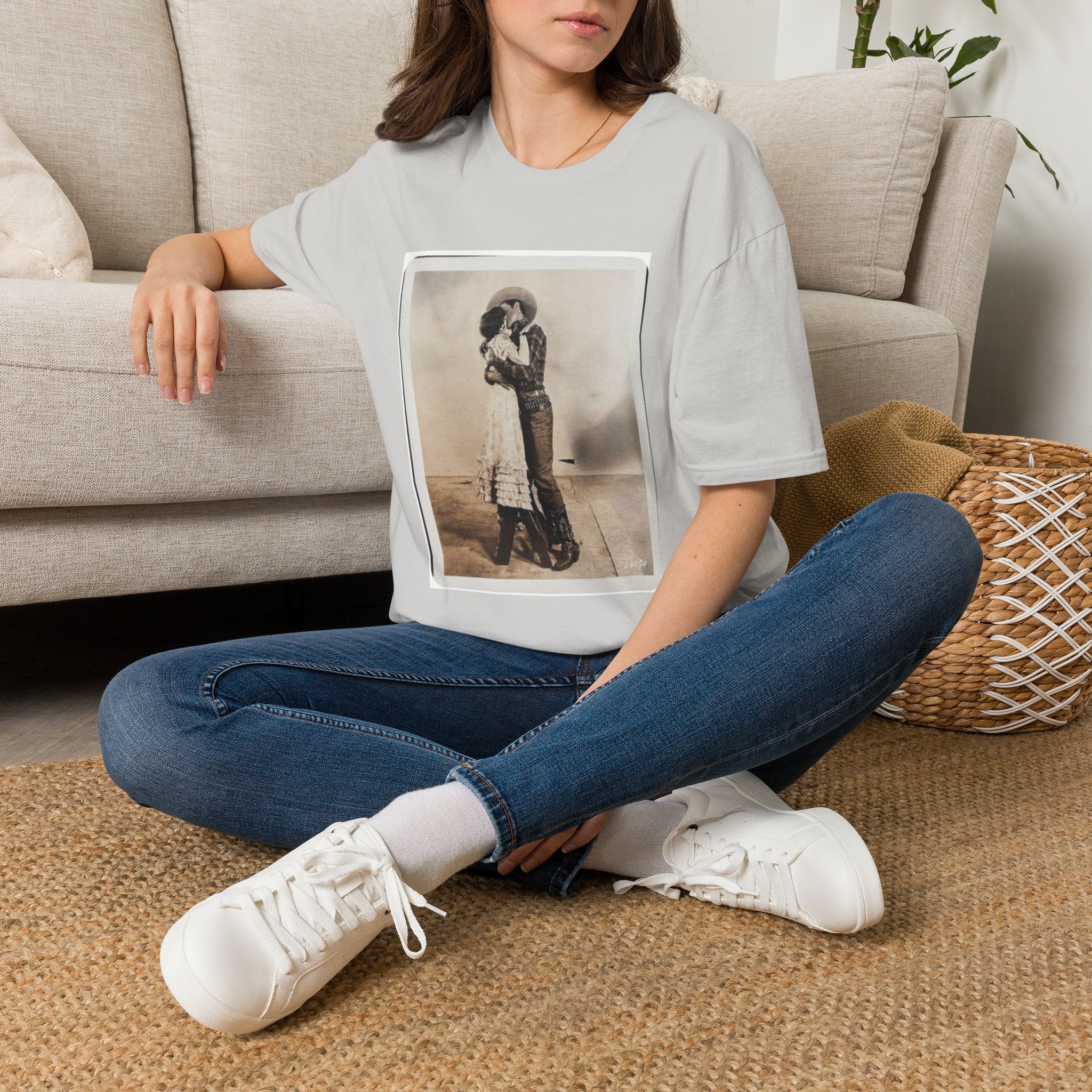 Vintage Couple Embrace T‑Shirt – Retro Romantic Photo Tee
